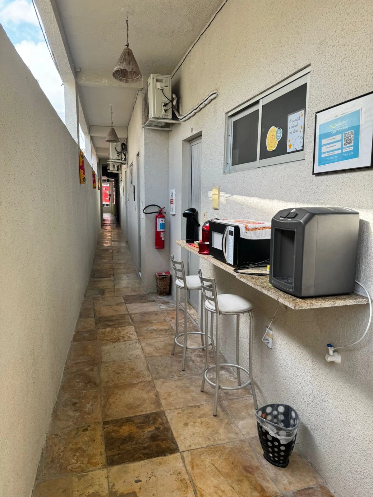 Área comum com bancada para uso dos hóspedes